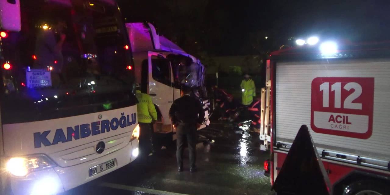 Giresun'da 2 tırın karıştığı kaza yolu kapattı