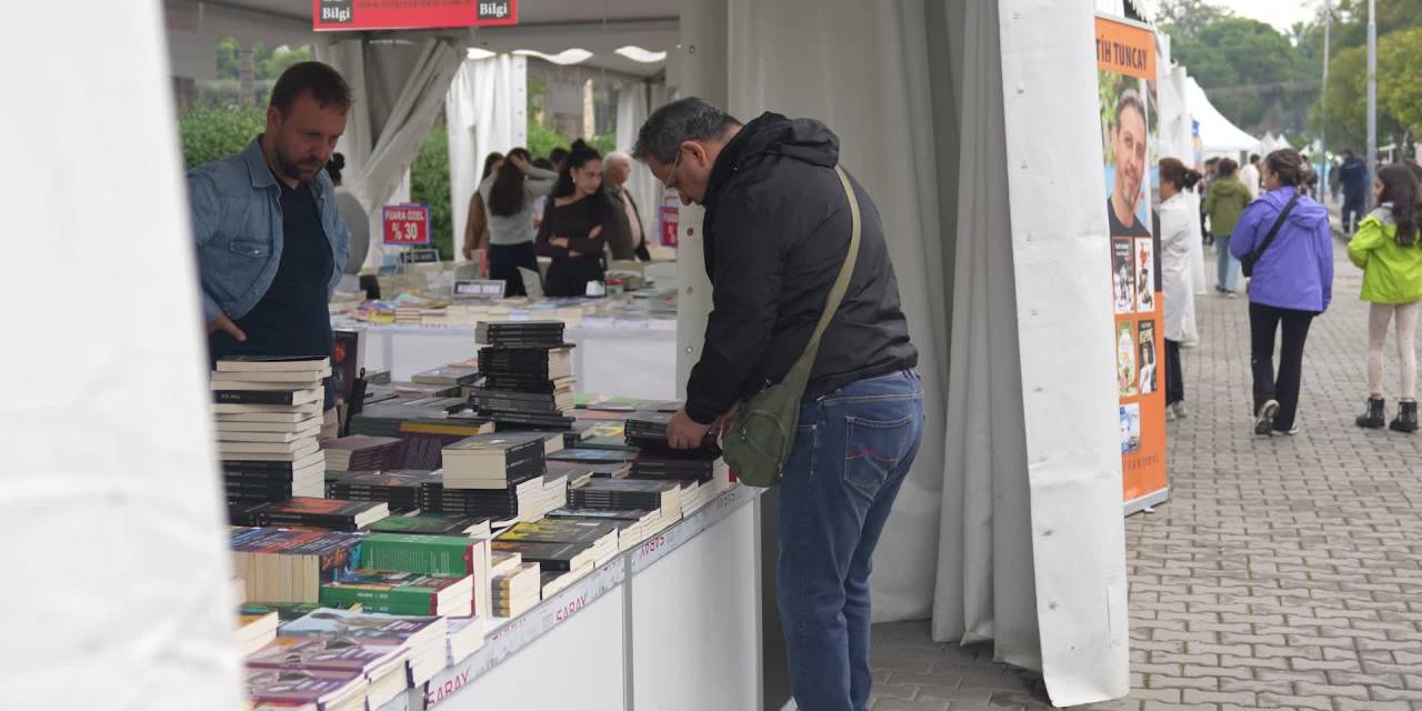 Yağmura rağmen İzmir Kitap Fuarı'na büyük ilgi