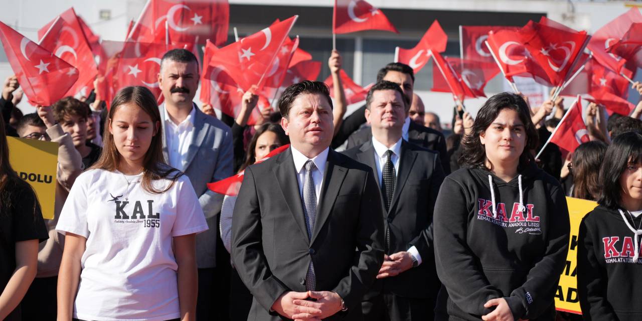 Kadıköy'de 29 Ekim coşkusu meşale yakma töreniyle başladı