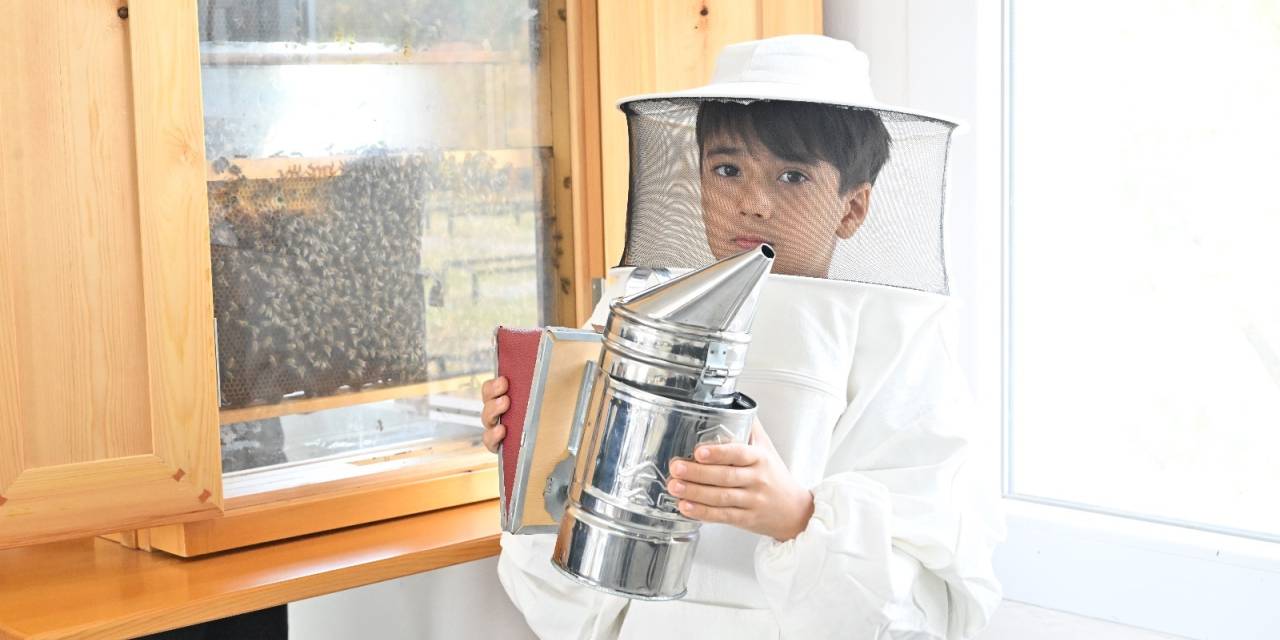 Manisalı öğrenciler arıların büyüleyici dünyasını keşfediyor