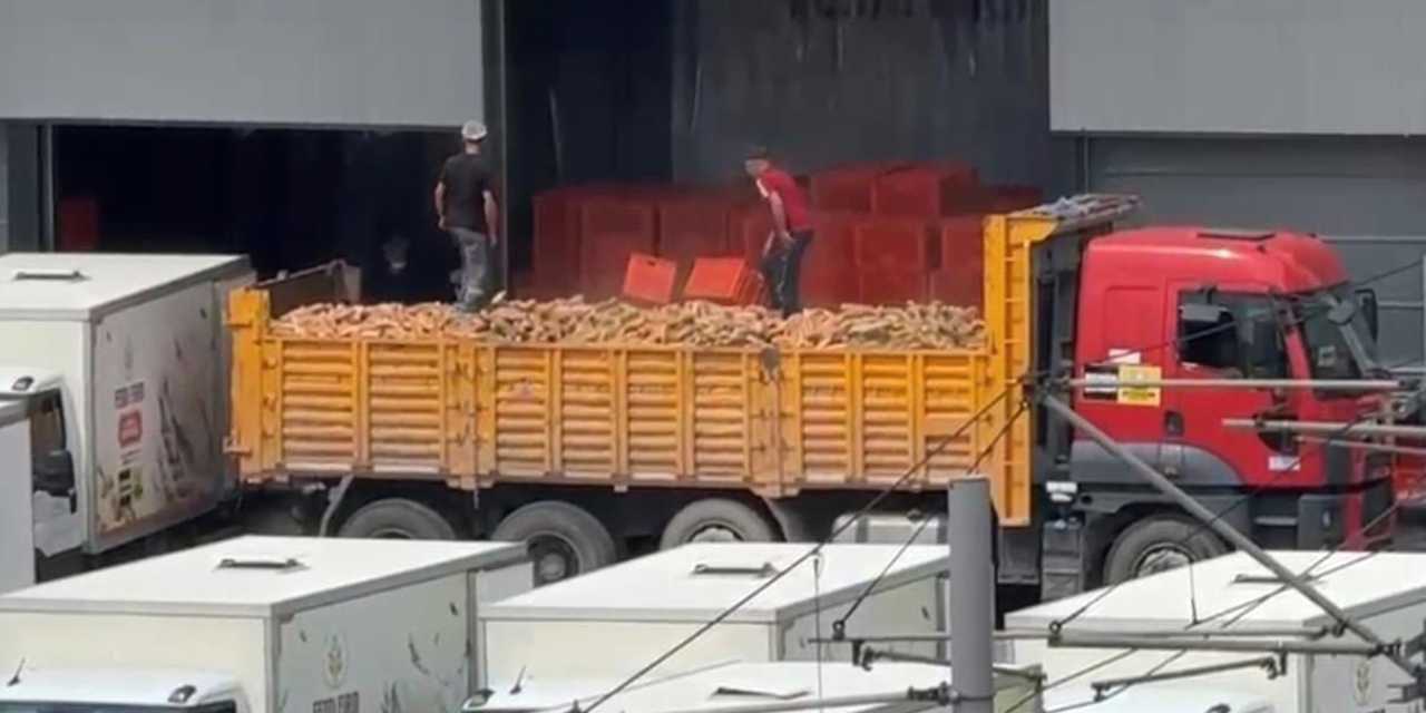 Konya Belediyesi'ne ait fırında skandal görüntüler: Ekmeklere ayakları ile bastılar