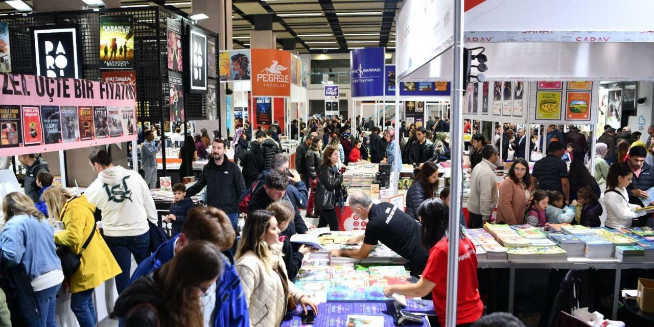 Balıkesir Kitap Fuarı, yazarlarla okuyucuları buluşturmaya devam ediyor