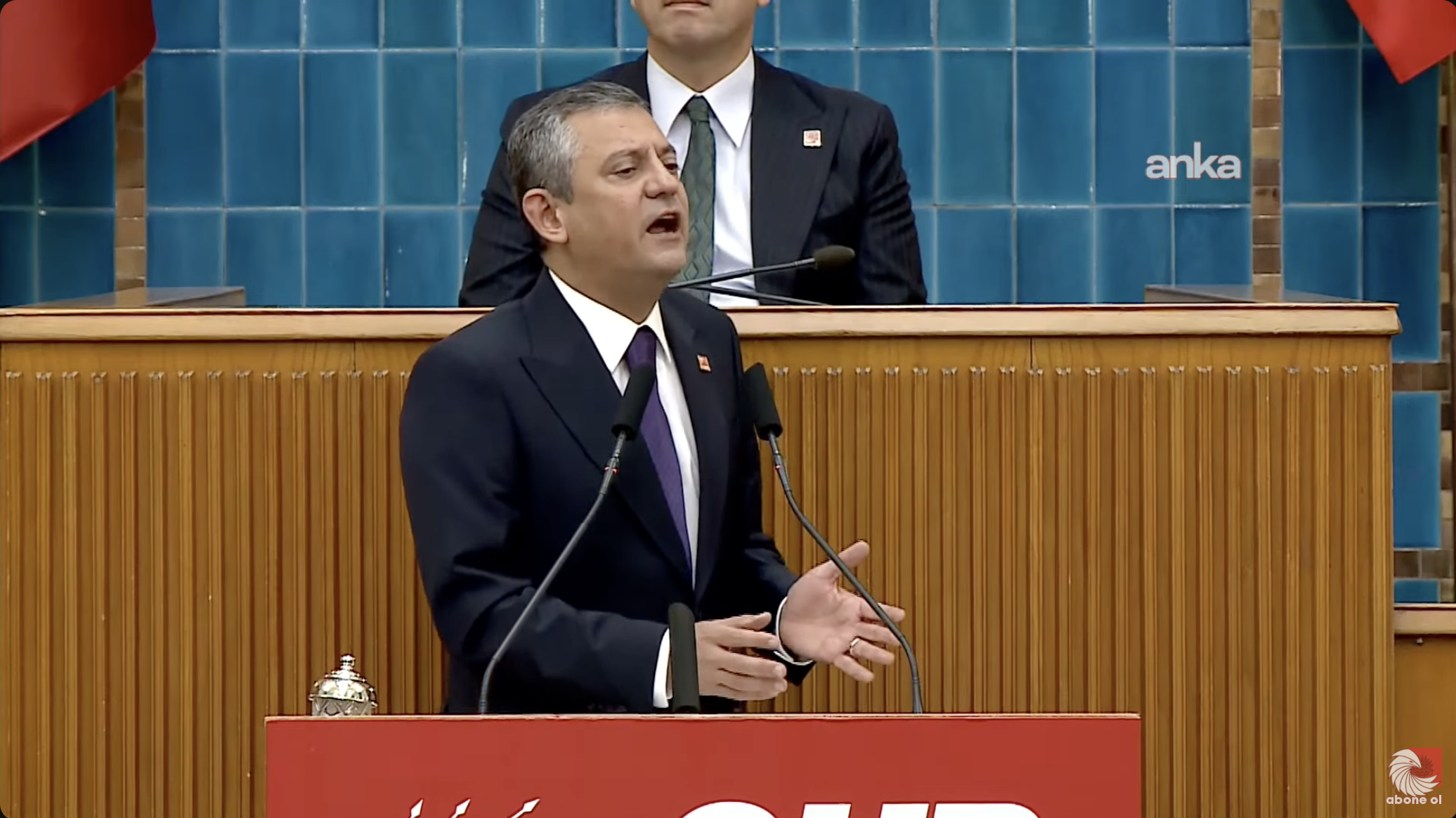 Özgür Özel, imzayı canlı yayında attı! "Erdoğan'a çağrımdır, var mısın bu kanunu geçirmeye?"