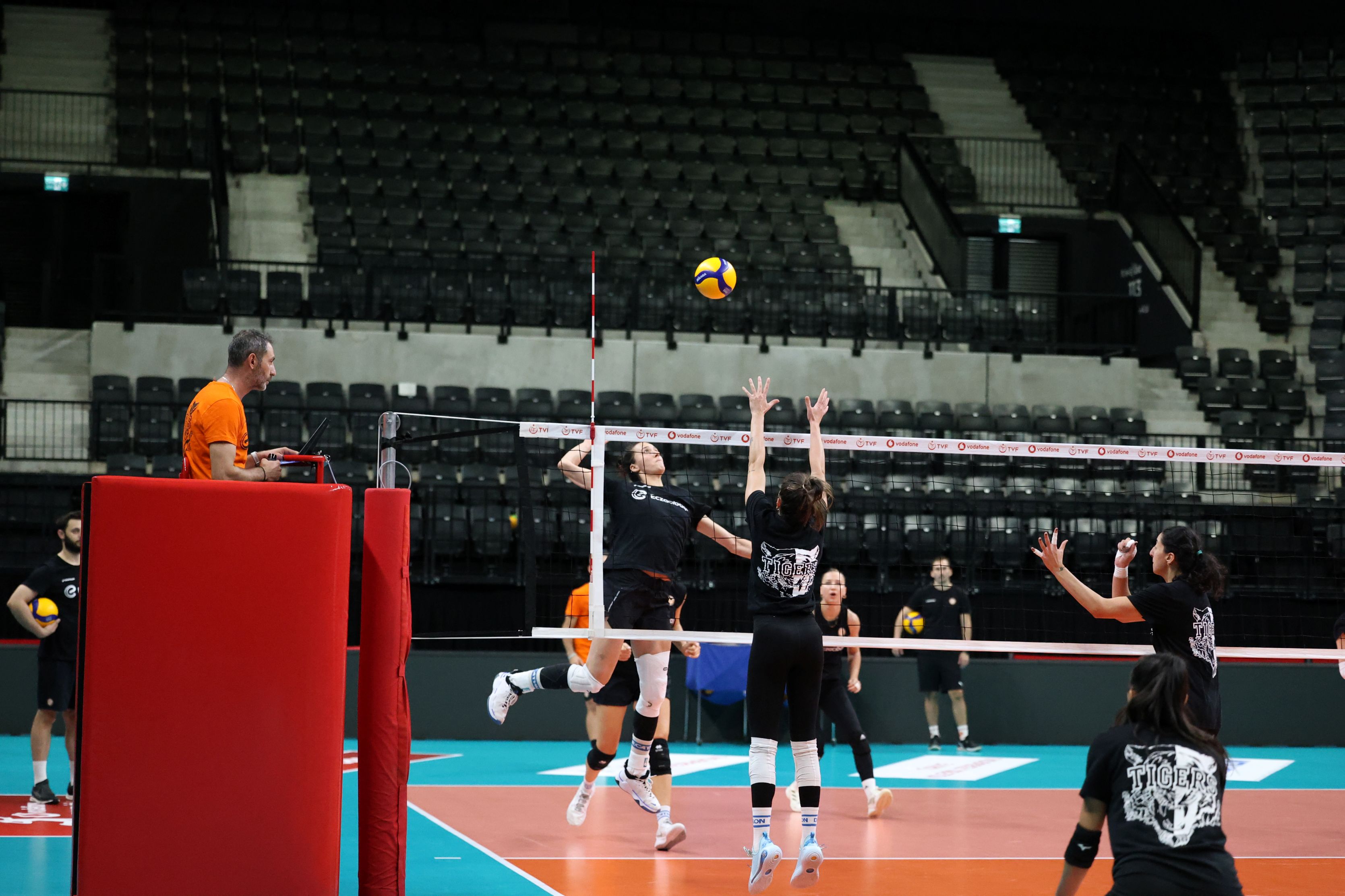 Sultanlar Ligi’nde derbi heyecanı: Eczacıbaşı Dynavit yeni evinde VakıfBank’ı ağırlıyor