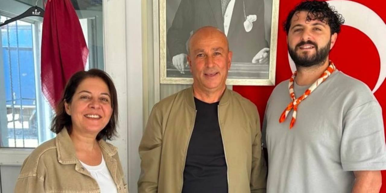 Çeşme Belediyesi’nden muhtarlara anlamlı Atatürk hediyesi