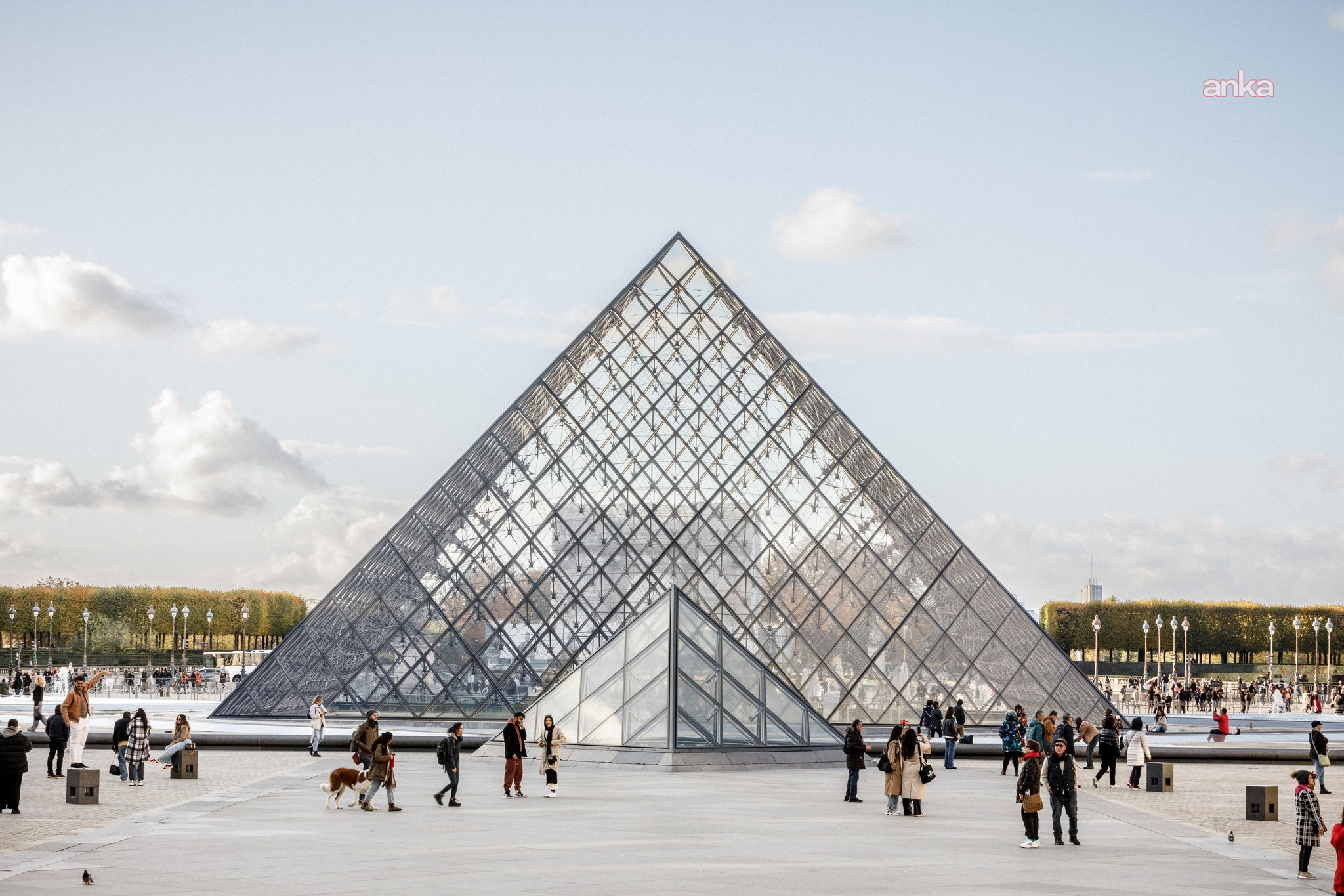 Louvre Müzesi yeniden açıldı, soyguncular hala bulunamadı