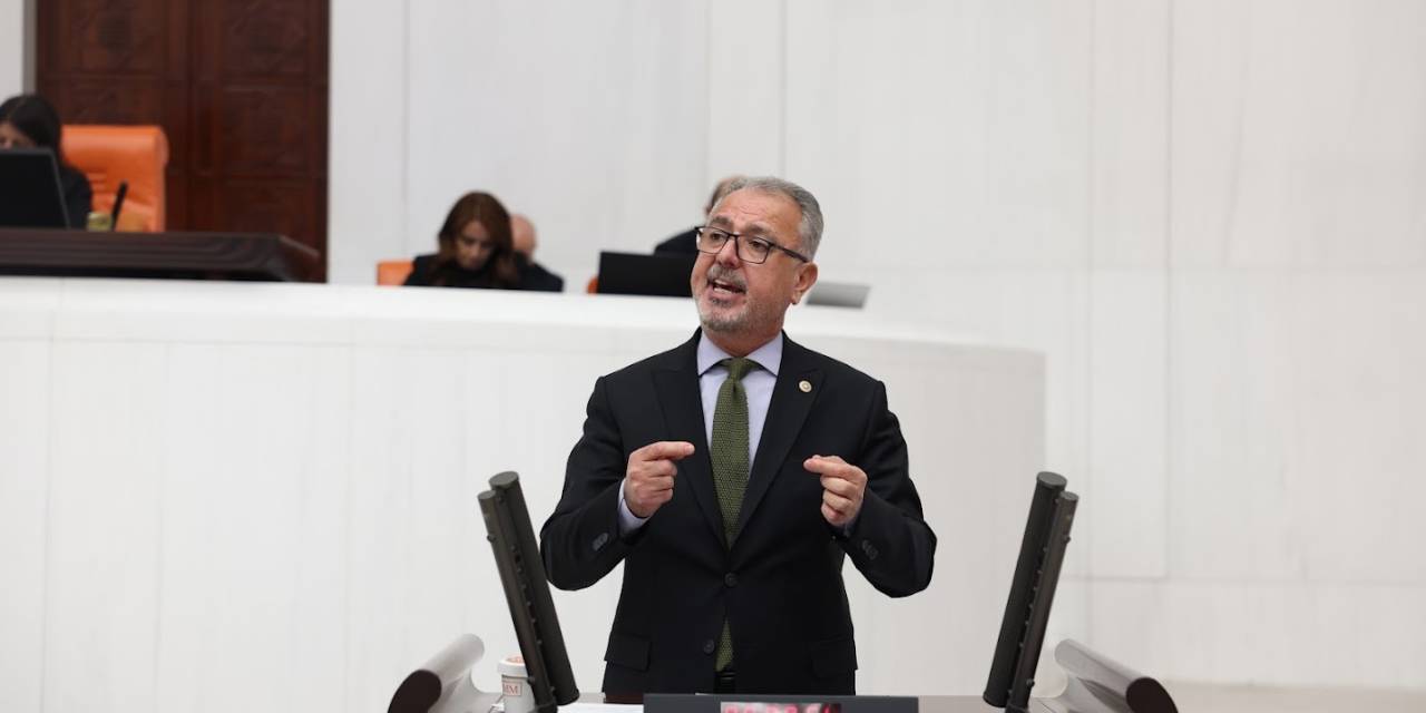 Cumhur Uzun: Deprem riski nedeniyle boşaltılan okulun eşyalarını öğrencilere taşıttılar