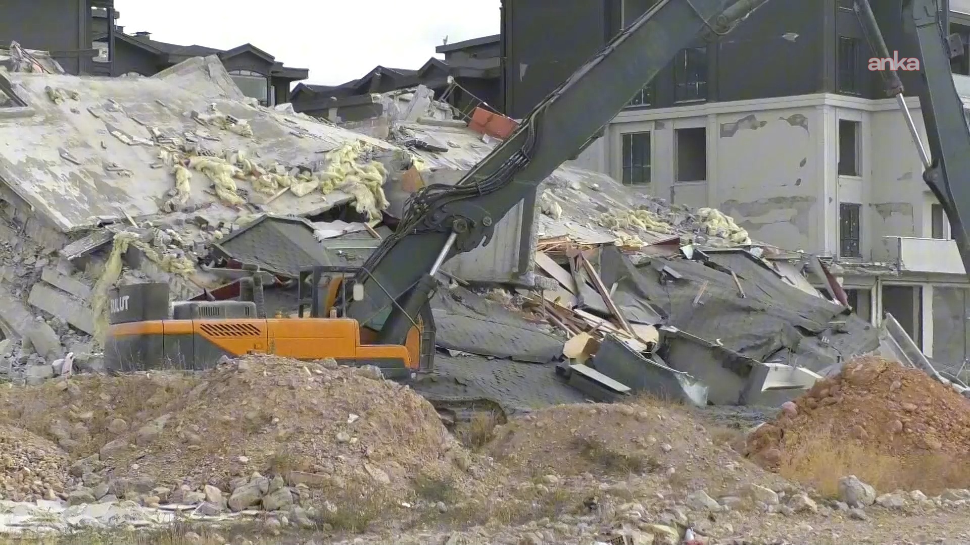 AKP'li belediyenin “8 büyüklüğündeki depreme dayanıklı” diye sattığı konutlar yıkılıyor