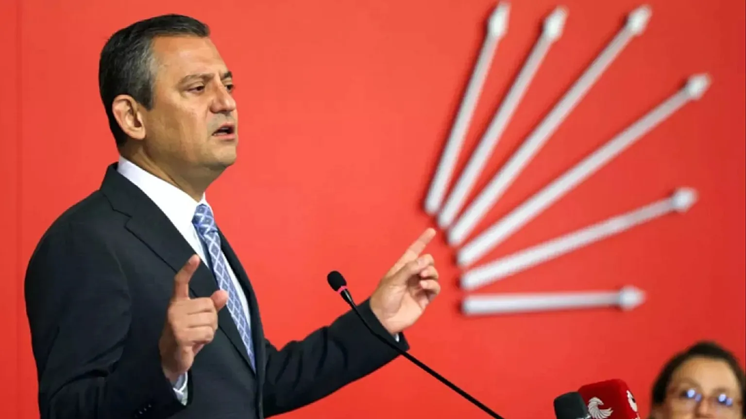 CHP Lideri Özgür Özel'den LGBTİ+'lara hapis düzenlemesine tepki