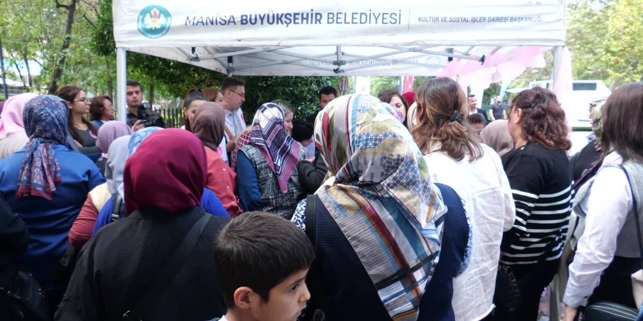 Manisa'da meme kanseri farkındalığı için pembe çiçek etkinliği