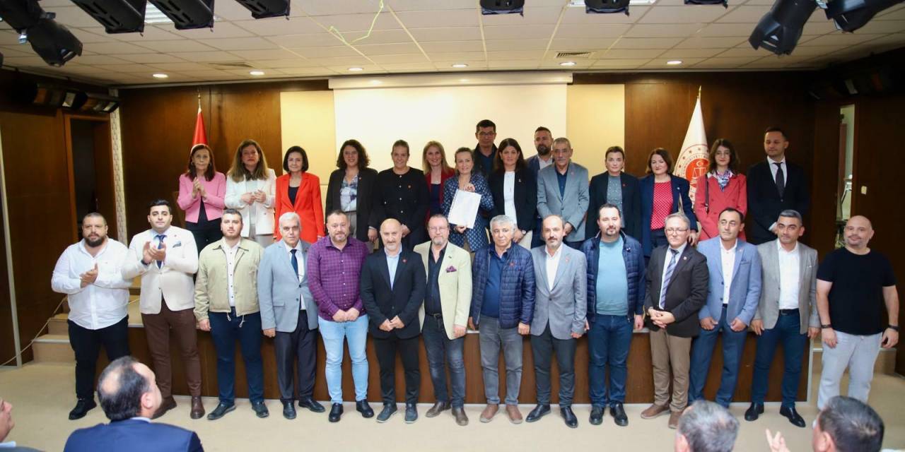 İlksen Özalper, CHP Manisa İl Başkanlığı mazbatasını aldı