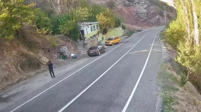 Dev kaya Tunceli-Erzincan yoluna düştü, kaza son anda önlendi