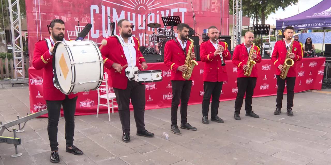 Cumhuriyet coşkusu Torbalı'yı sardı