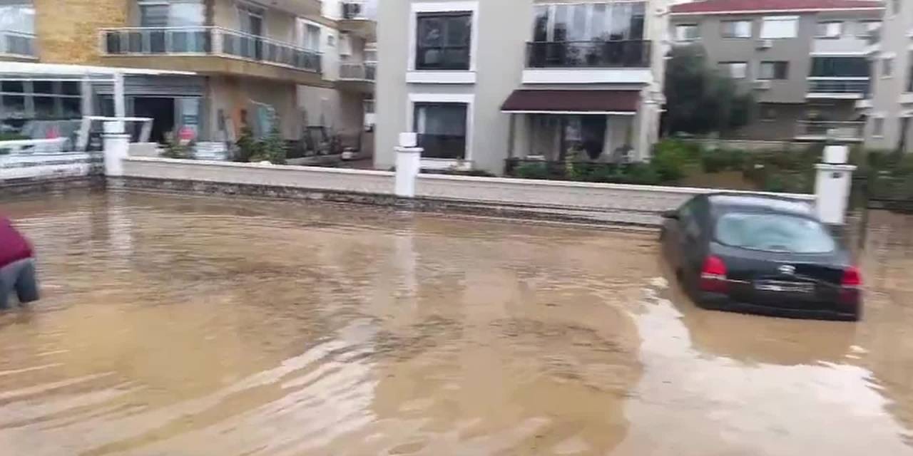 Foça'da şiddetli yağış: 1,5 saatte metrekareye 144 kilo düştü, 1 kişi kayboldu