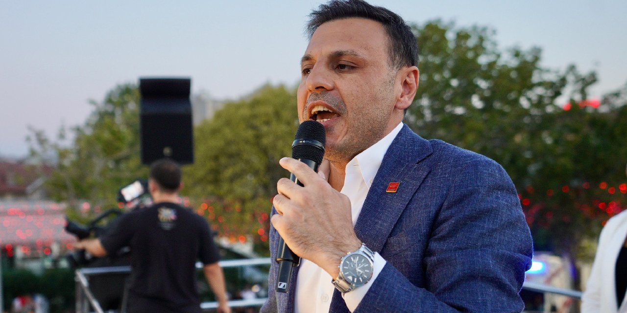Yeniden CHP İstanbul İl Başkanı seçilen Özgür Çelik mazbatasını alıyor