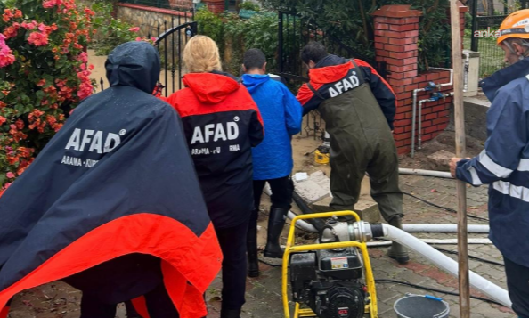 Foça'da sel felaketi: Bir kişi kayboldu, AFAD Başkanı bölgeye gitti