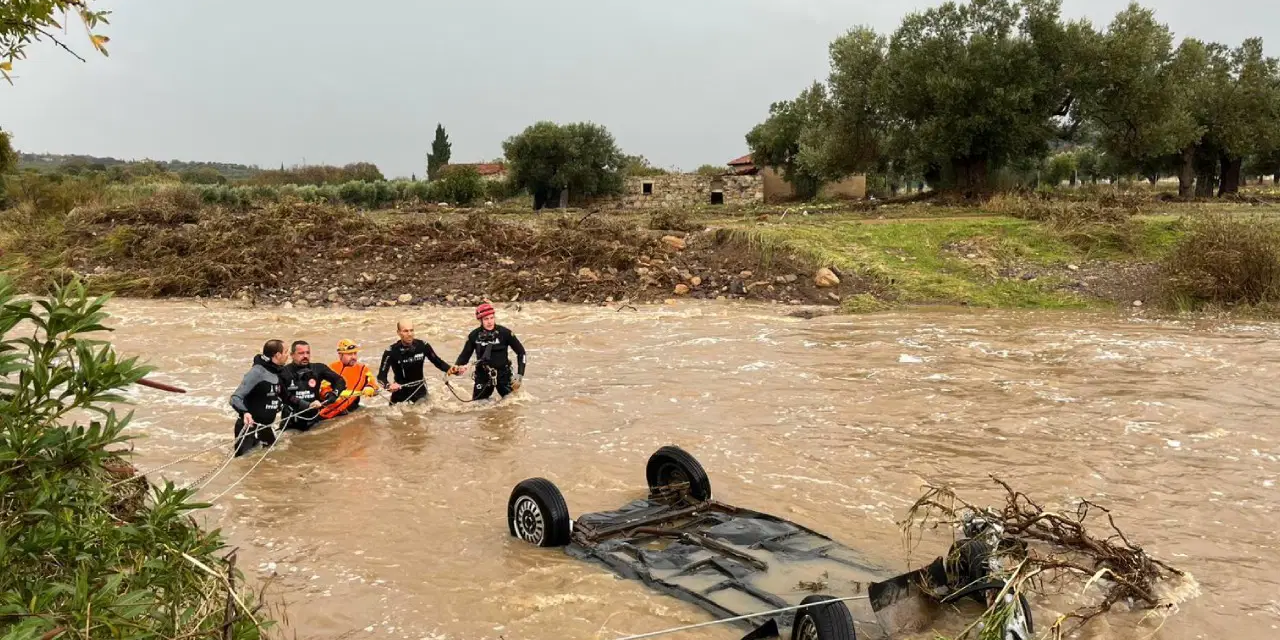 İzmir Foça'da sel felaketi: Bir vatandaş kayboldu! AFAD Başkanı bölgeye gitti