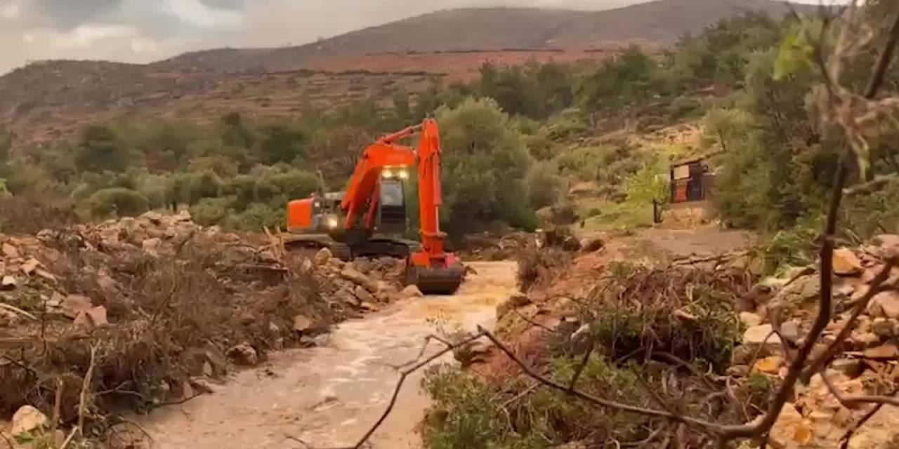 Tugay, Foça’daki afet sonrası incelemelerde bulundu