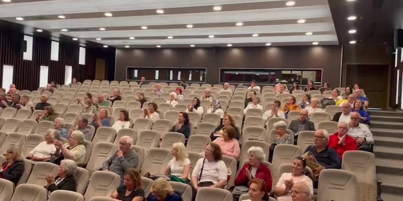 İzmir'deki 3. Yaş Üniversitesi ikinci merkeziyle eğitimine devam ediyor