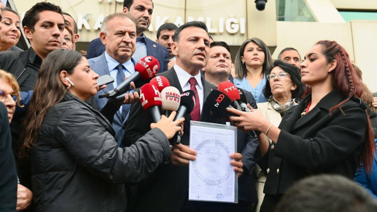 Bir ayda iki mazbata: Özgür Çelik, İstanbul İl Başkanlığı için üçüncü defa mazbata aldı