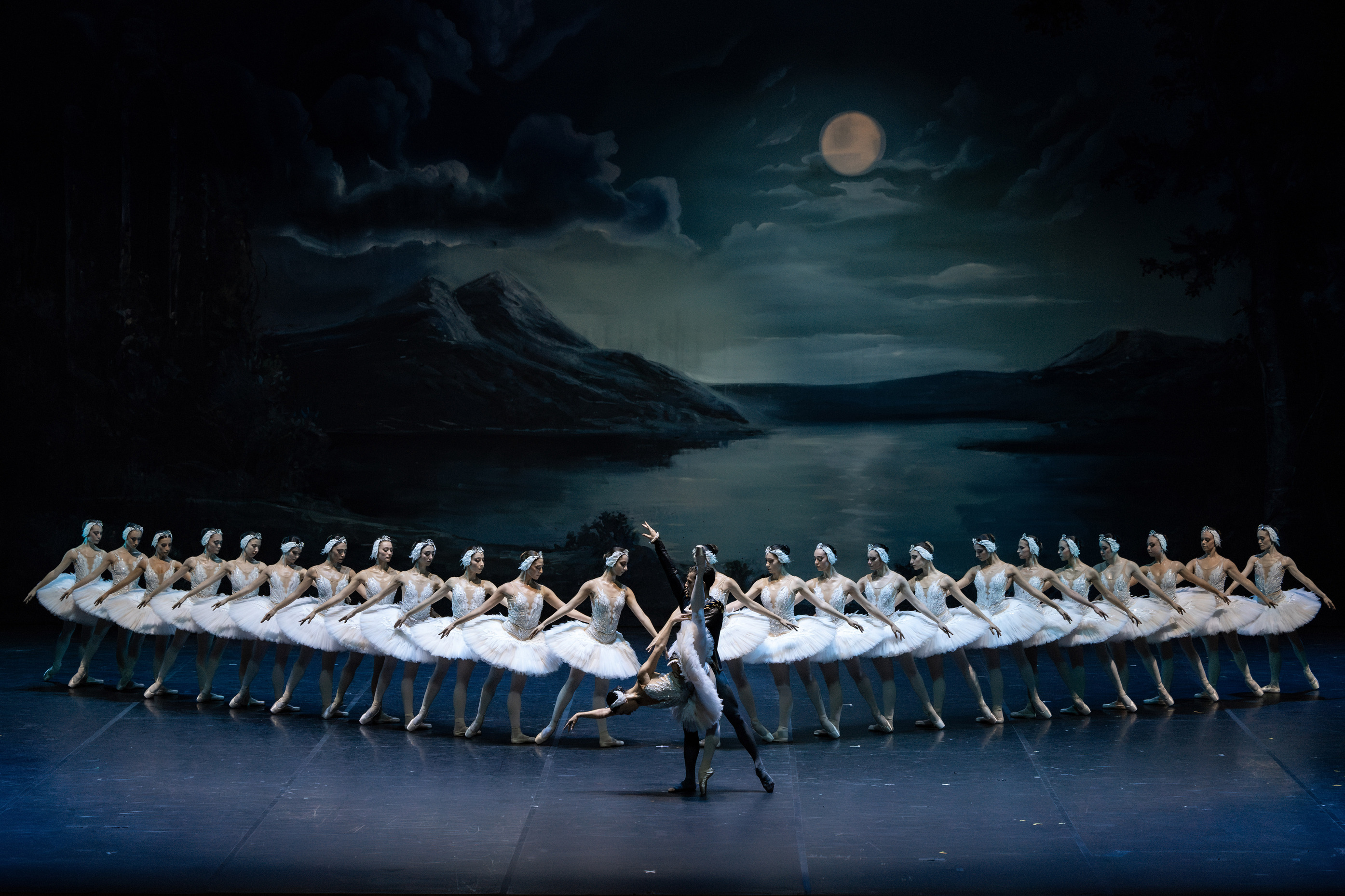 Kuğu Gölü Balesi İstanbul’da ayakta alkışlandı