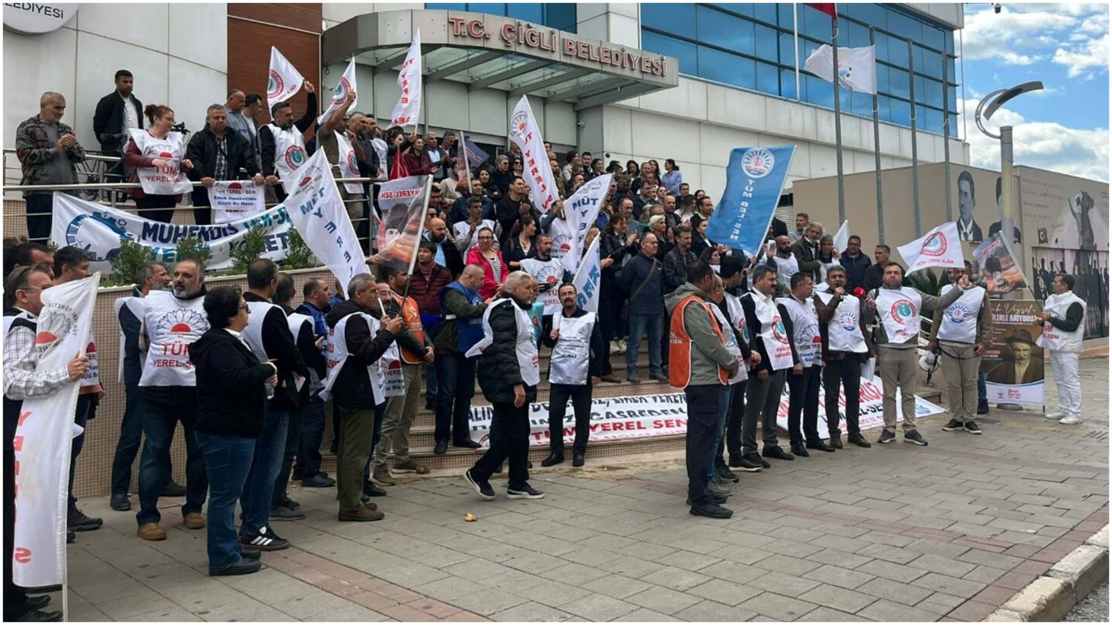 Çiğli Belediyesi'nde memurlar iş bıraktı