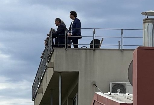 Ali Koç, Dereağzı'ndaki U19 takımı maçını tesislerin çatısından izliyor