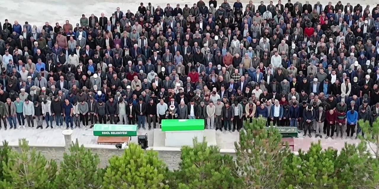 Aksaray'da trafik kazasında yaşamını yitiren üç kardeş son yolculuklarına uğurlandı