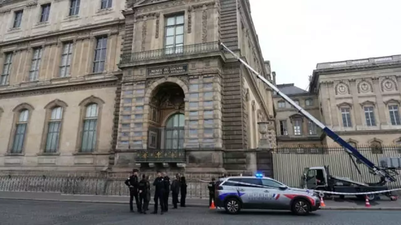 Louvre soygununda kullanılan asansörü üreten firmanın yeni reklamı: “Dakikada 42 metre hızla hazine taşır!”