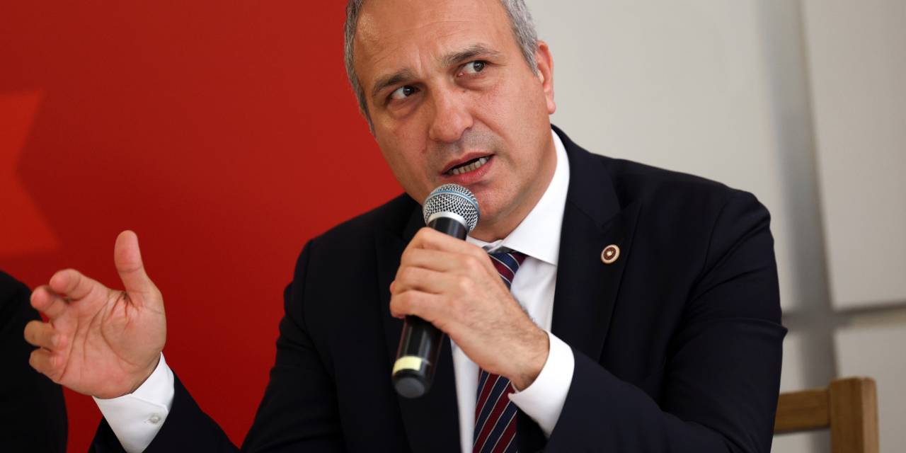 Suat Özçağdaş: "Türk bayrağının yanına Atatürk ve Cumhurbaşkanlığı posterinin asılması partizan bir dayatmadır"