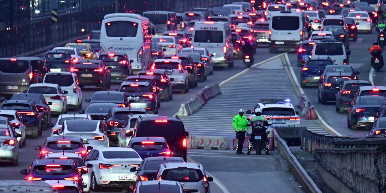 Son mesai gününde trafik felç oldu: Yoğunluk yüzde 87'ye çıktı