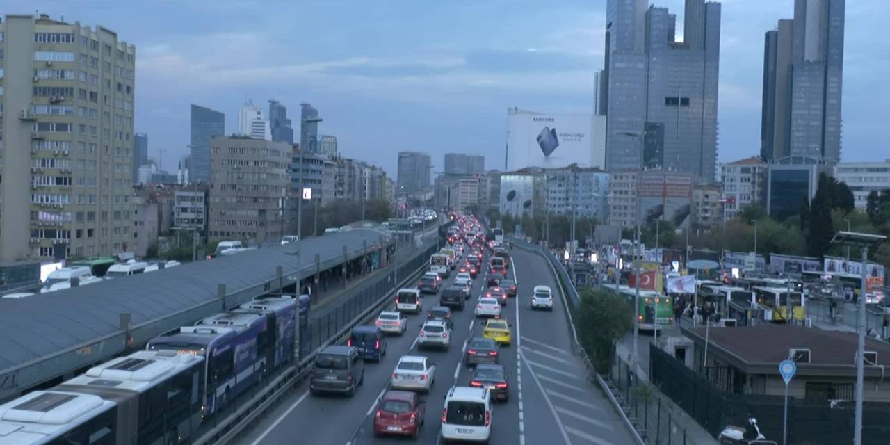 İstanbul'da fırtına uyarısıyla okullar tatil, trafik yoğunluğu yüzde 87'yi buldu