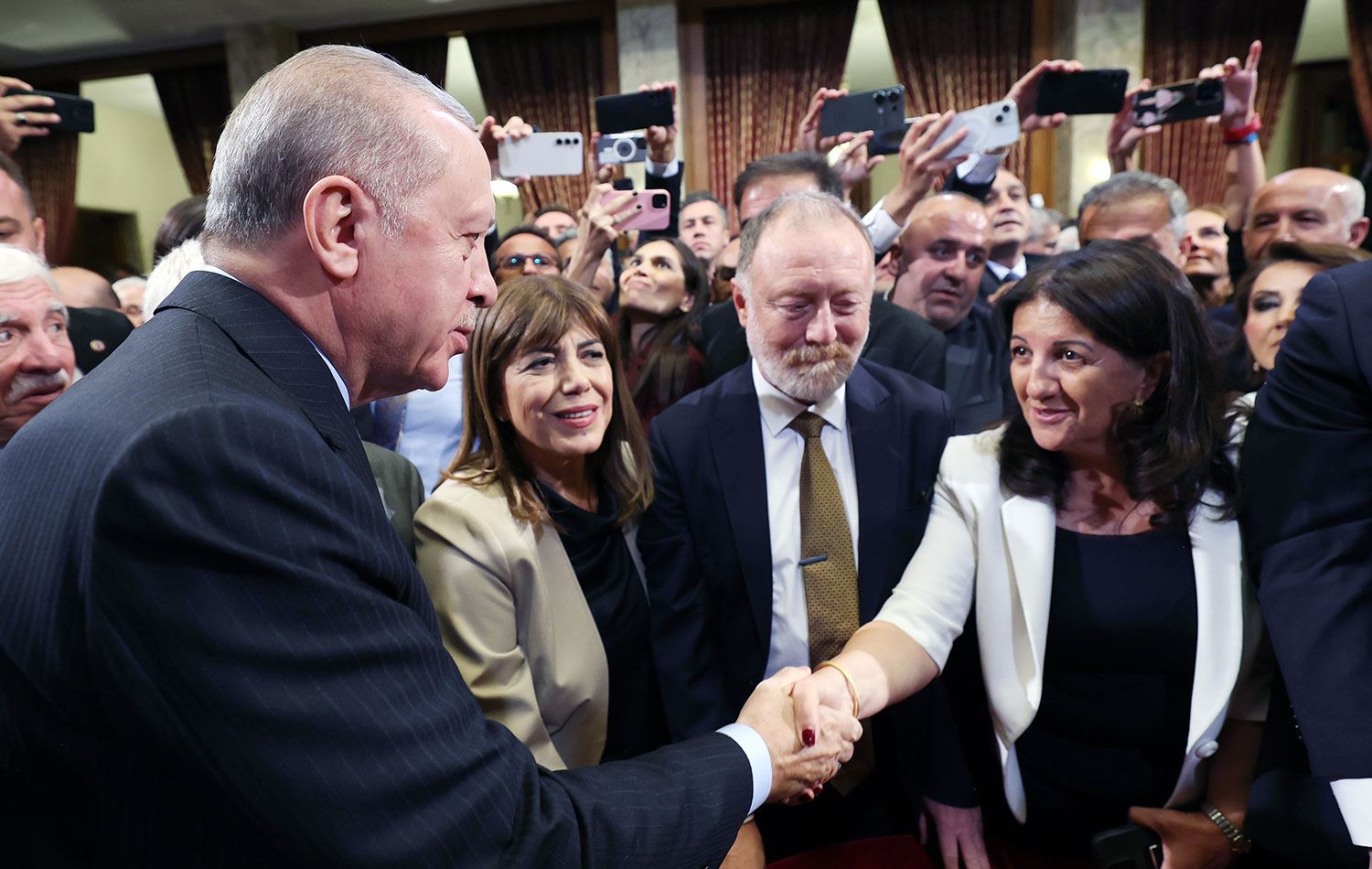 Ahmet Hakan: Erdoğan DEM'in son yaptıklarından memnun değil