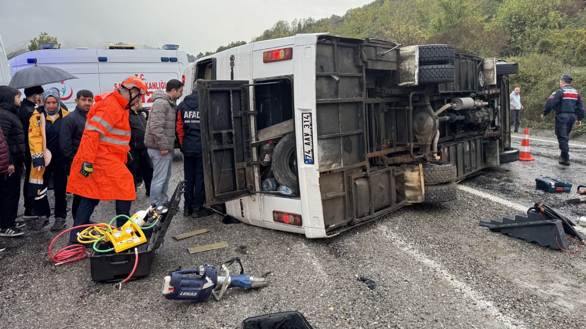 Bartın’da işçi servisi devrildi: 1 ölü, 19 yaralı