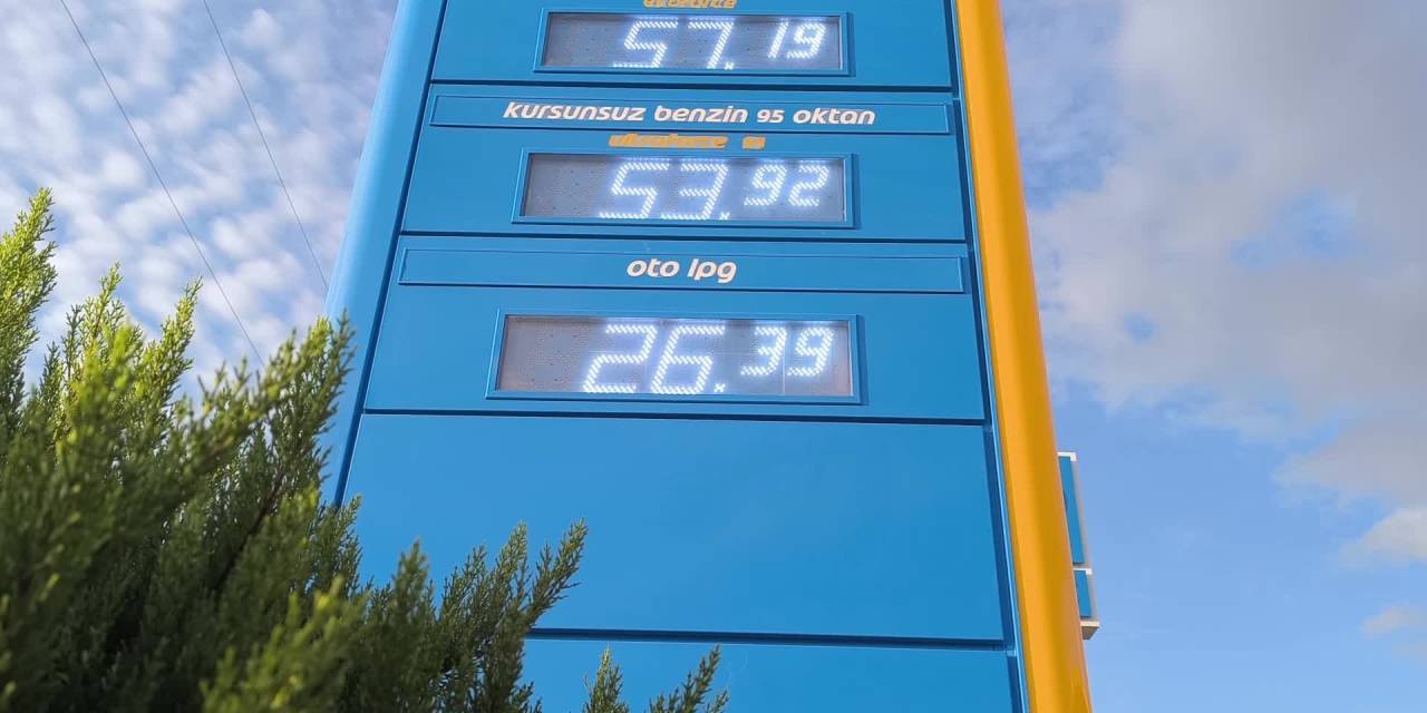 Kadirli'de Mazot zammına protesto: "Çiftçiyim, mazot alacak param yok"