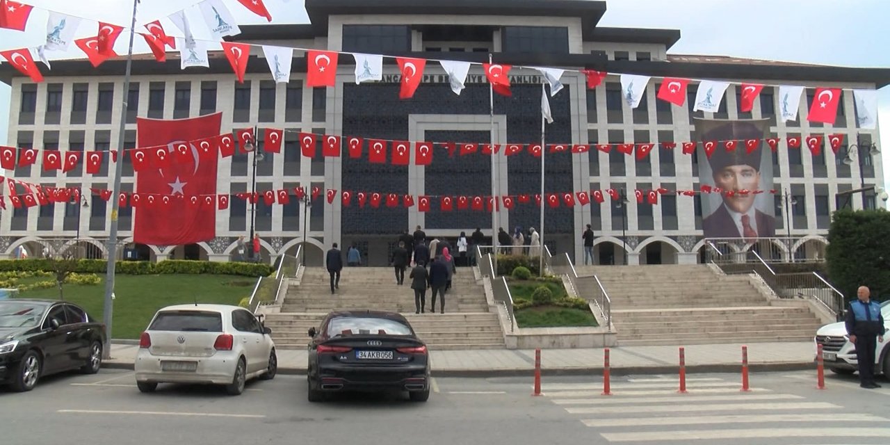 Sancaktepe Belediye binası önünde AK Parti'den jakuzi açıklaması