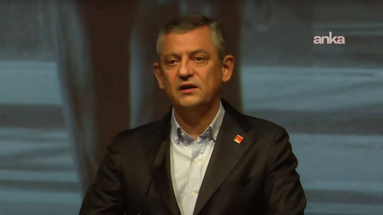 Özgür Özel, İsviçre Sosyal Demokrat Partisi Kongresi'nde konuştu: Ayakta alkışlandı