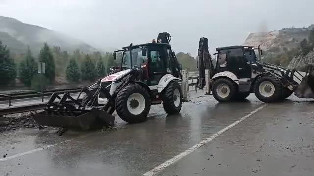 Bilecik'te yoğun yağış karayolu trafiğine engel oldu