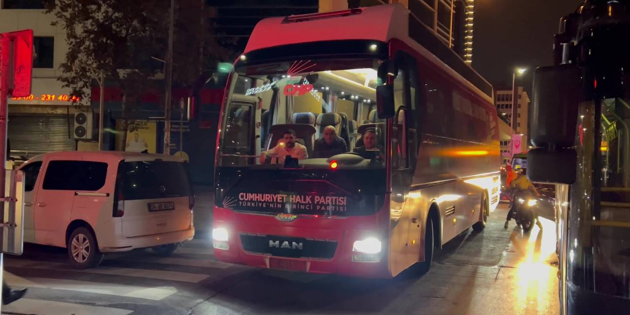 CHP'nin İstanbul Çağlayan Adliyesi'ne giden otobüsüne polis engeli