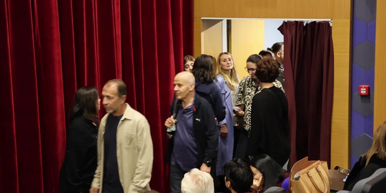 Bodrum Belediyesi Şehir Tiyatrosu, ‘Cambazın Cenazesi’ ile büyük ilgi gördü