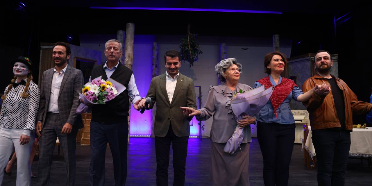 Çankaya'da sahnelenen "Ağaçlar Ayakta Ölür" tiyatro oyunu yoğun ilgi gördü