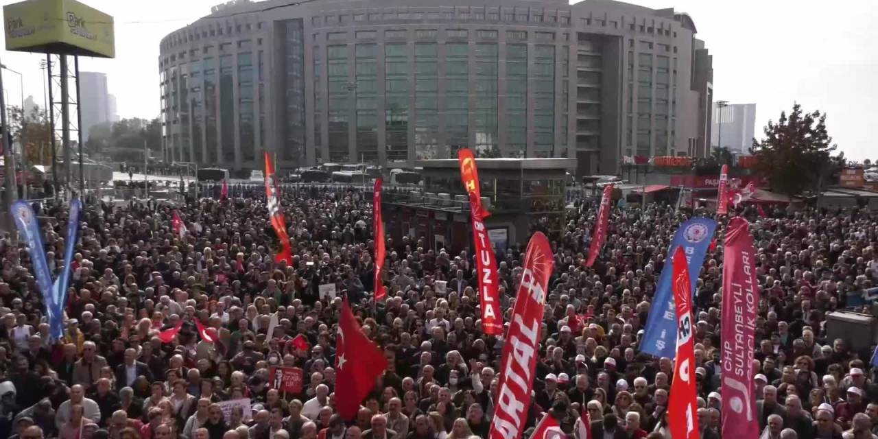 İmamoğlu'na destek için Çağlayan'da binlerce kişi toplandı