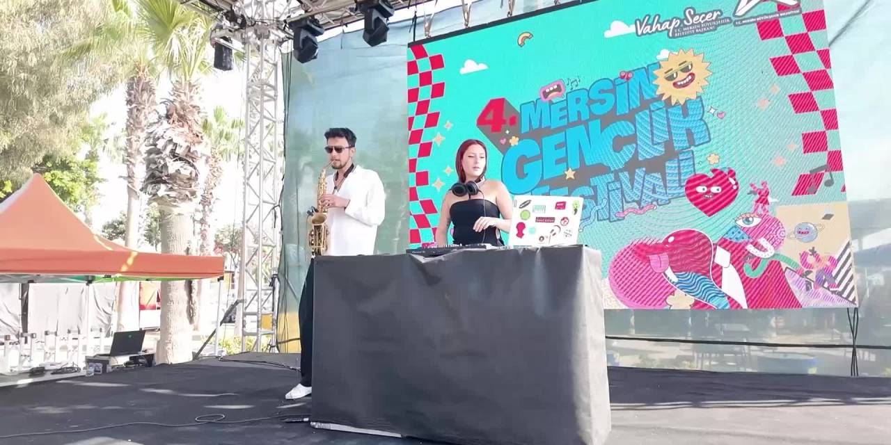 Mersin Gençlik Festivali'nde Teoman rüzgarı esti