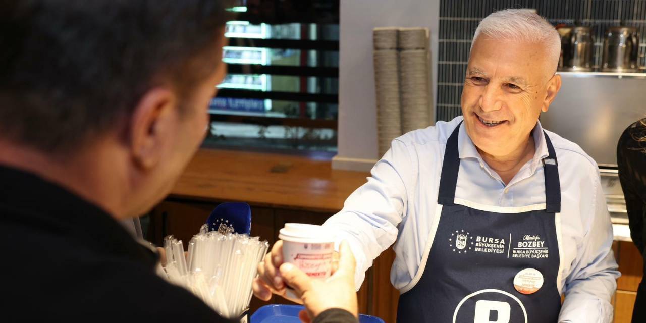 Bozbey, Cumhuriyet Bayramı için vatandaşlara özel ikramda bulundu