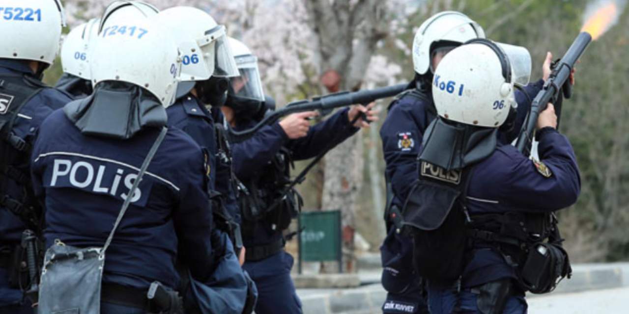 Bu kez polisler sokağa çıkıyor
