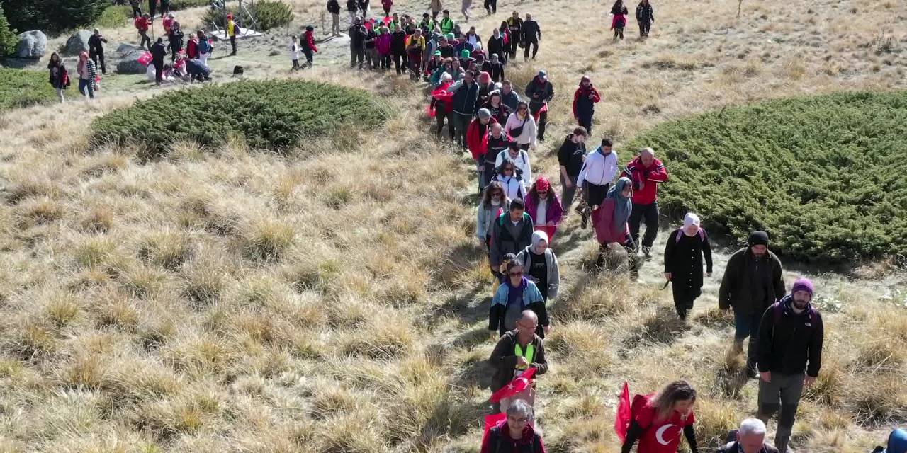 Uludağ’da Cumhuriyet sevdalıları yürüyüş yaptı