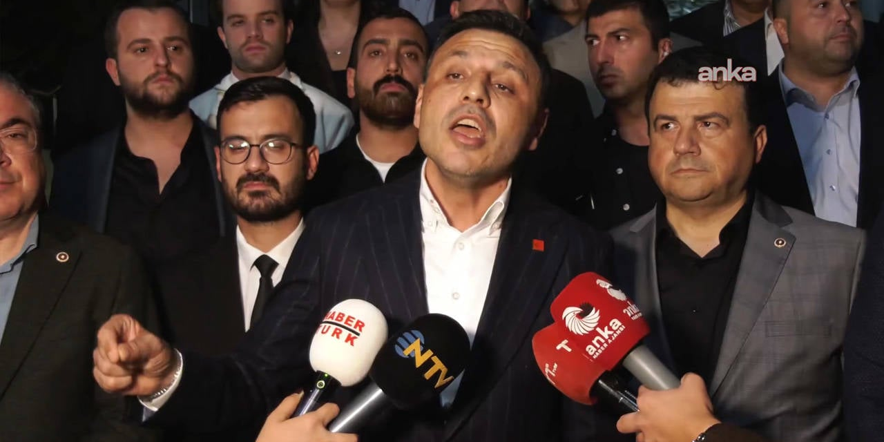 Özgür Çelik'ten istifa eden meclis üyelerine sert tepki: Bu onursuzluk ömür boyu sizinle beraber devam edecek