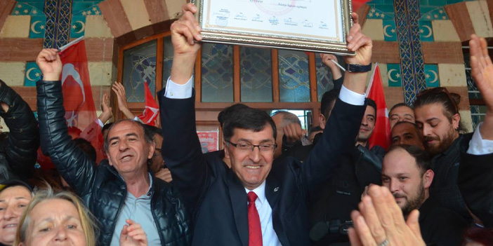 Kütahya Belediye Başkanı Eyüp Kahveci mazbatasını aldı, eski yönetim devir teslime gelmedi