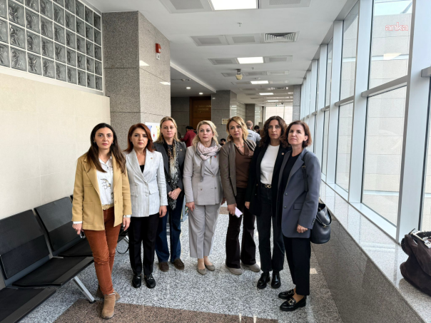 Asu Kaya'dan Eda Saraç Duruşmasına Destek: "Kadın hakları ve ifade özgürlüğü tehdit altında"