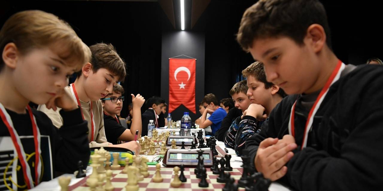 Beylikdüzü'nde Cumhuriyet Bayramı Satranç Turnuvası tamamlandı